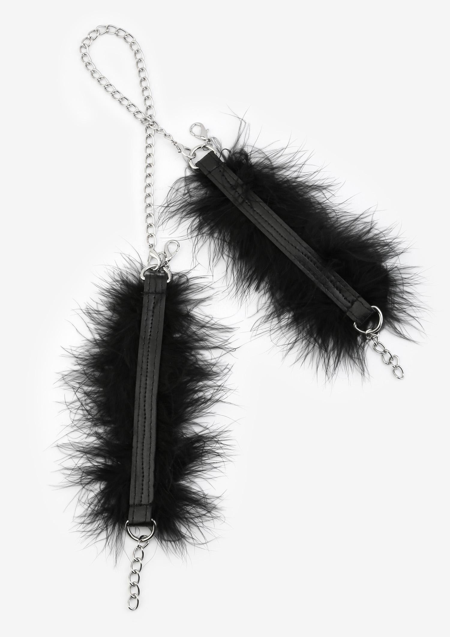 POUPEE HANDCUFFS WITH FUR 01